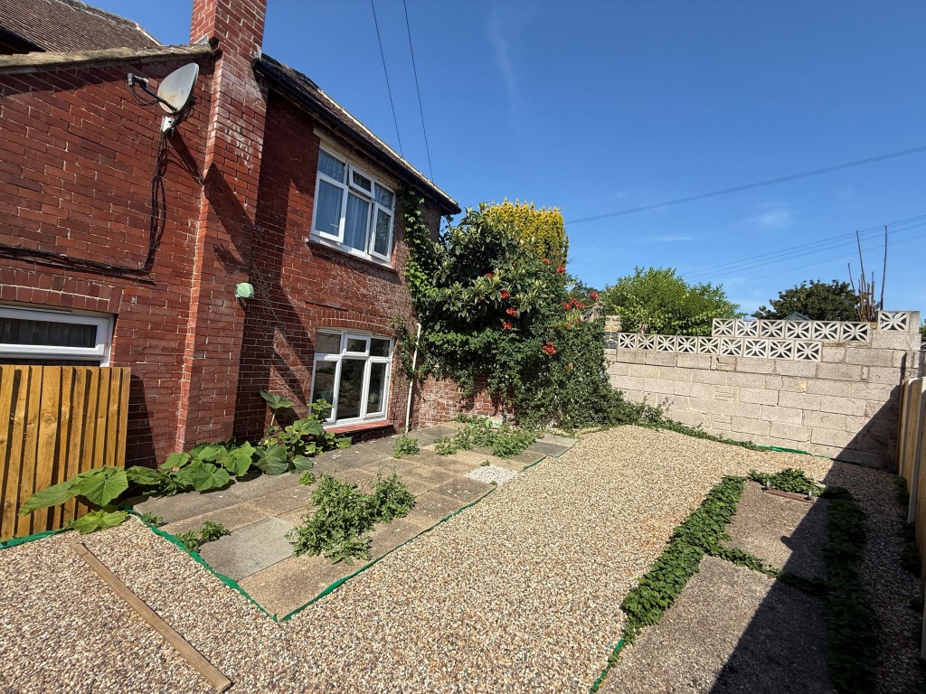 Lot: 113 - PAIR OF SHOPS AND SELF-CONTAINED FLAT FOR INVESTMENT WITH PART VACANT POSSESSION - Courtyard garden